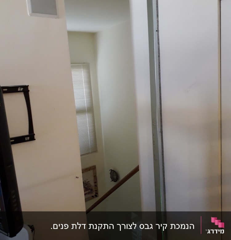 קיר גבס עם פרופיל מתכת ולייזר ירוק